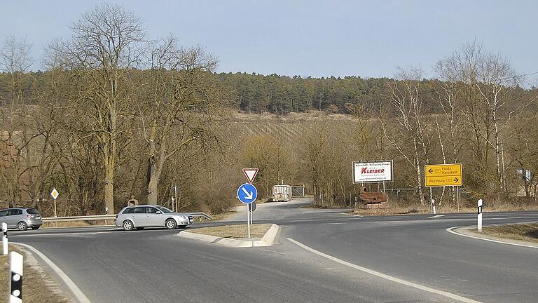 Hier an der Einmündung der Kreisstraße MSP 8 (von Himmelstadt kommend) in die Bundessstraße 27 soll aufgrund des hohen Verkehrsaufkommens eine Ampelanlage den Verkehr ordnen und das Überqueren der Bundesstraße erleichtern.