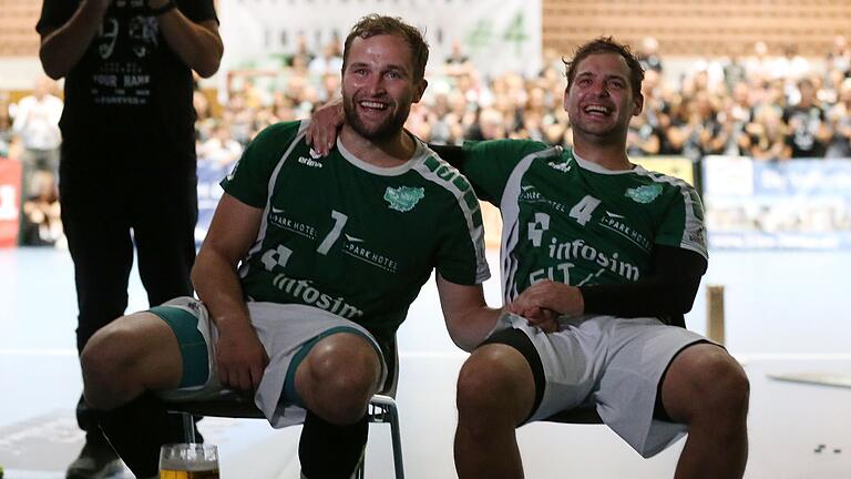 20180602FSRIMHIL030       -  Zwischen Lachen und Weinen: Stefan Schmitt (links) und Sebastian Kraus sehen sich nach ihrem Abschiedsspiel für Handball-Zweitligist DJK Rimpar Wölfe in der s.Oliver Arena ein Video mit den Grüßen vieler alter Weggefährten an.