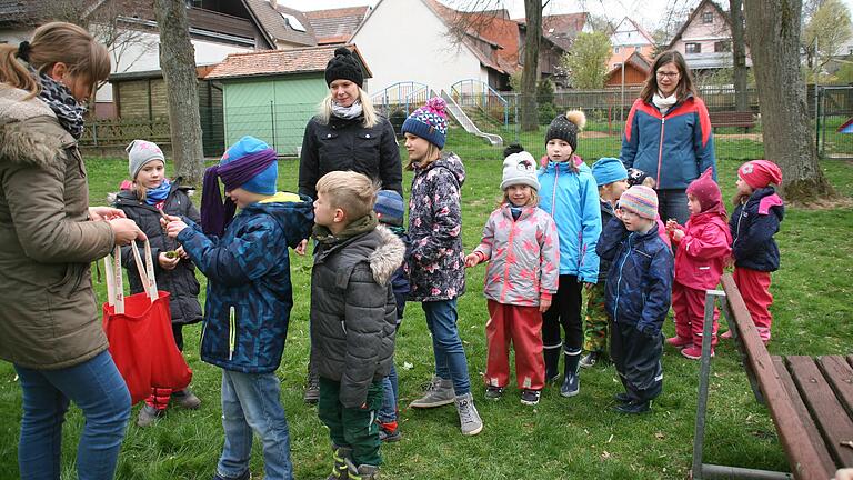 &quot;Ösber&quot; Gartenzwerge&quot; 14 Nachwuchsgärtner im Alter zwischen vier und zehn Jahren sind neue Kindergruppe des Garten- und Verschönerungsvereins. Betreut weden sie von der Vorsitzendenden Christine Gottwald (links), Stefanie Lang (Mitte) und Anja Winkler.