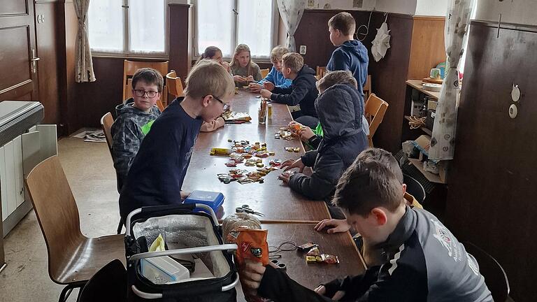 Osterbasteln mit der Tongrubengruppe.