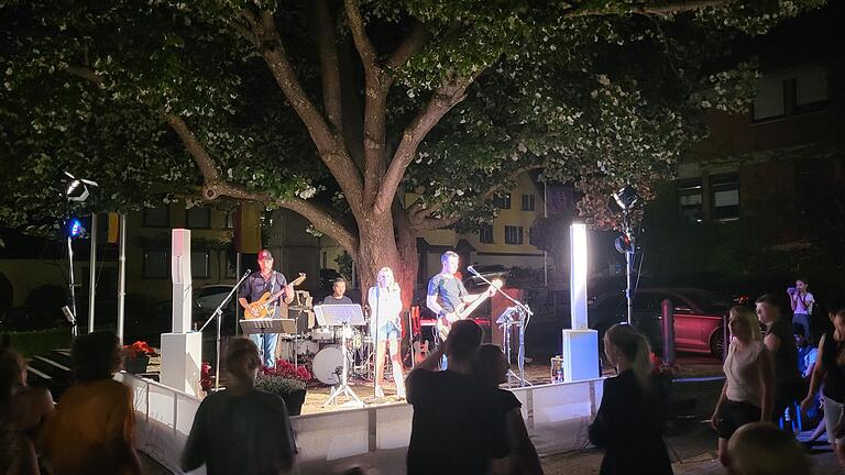 Stimmungsvoller Schlusspunkt der Musiksommernacht war die Band Backyard, die für ausgelassene Stimmung rund um die Linde in traumhafter Atmosphäre sorgte.