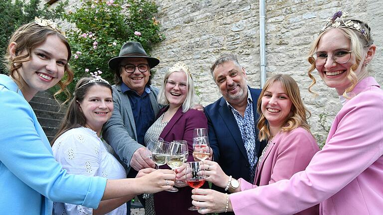 Beim Premierenempfang der Röttinger Frankenfestspiele begaben sich Bürgermeister Hermann Gabel (hinten links) und Intendant Lars Wernecke in den Kreis gekrönter Häupter (von links): die Stammheimer Weinprinzessin Angelina Seiler, die Taubertäler Weinprinzessin Mareike Fries (Tauberrettersheim), Annika Bender (Röttingen), ihre Vorgängerin Anne Düll und Julia Krapf aus Lindach bei Kolitzheim.