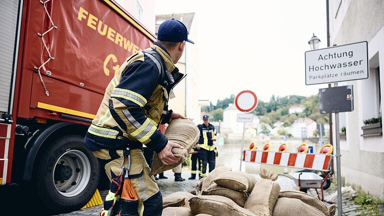 Hochwasser in Passau - Zahlreiche Feuerwehrleute waren beim Hochwasser 2024 im Einsatz. (Archivbild) Hochwasser in Passau - Zahlreiche Feuerwehrleute waren beim Hochwasser 2024 im Einsatz. (Archivbild)