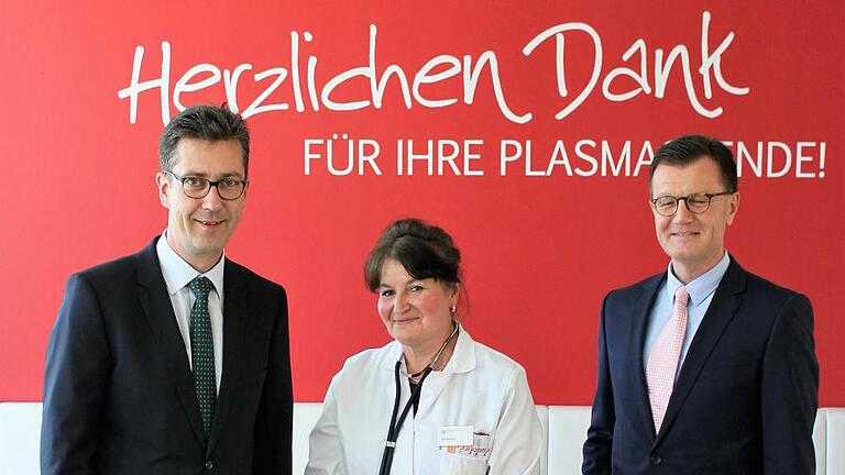 Oberbürgermeister Christian Schuchardt (links) mit den Verantwortlichen des Plasmazentrums Würzburg, Dr. Helene Butsch (Leiterin der Herstellung im Plasmazentrum) und Georg Götz (Geschäftsführer des Blutspende-dienstes des BRK).