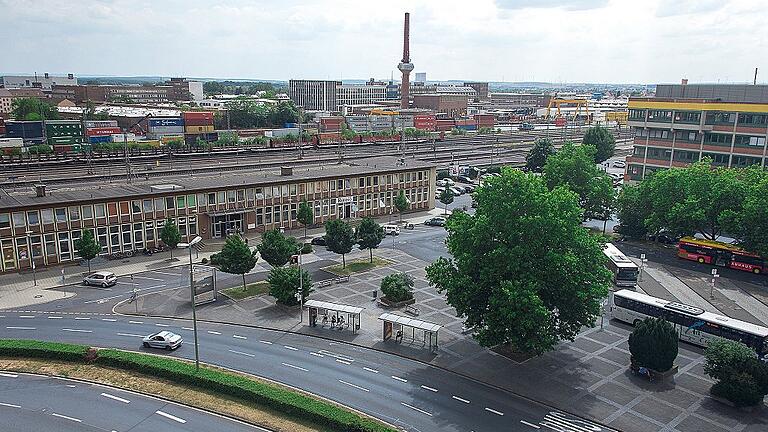 Der Platz vor dem Schweinfurter Hauptbahnhof könnte sicher attraktiver sein. Die SPD beantragte dafür Planungskosten, die Verwaltung möchte aber erst noch offene Fragen vor allem zum Thema öffentlicher Nahverkehr klären.