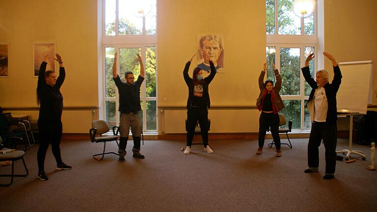 Viele Mitmach-Aktionen, wie hier QiGong mit Kursleiter Christian Heptner (rechts), gab es bei der Gesundheitswoche im Caritas-Don Bosco-Bildungszentrum.