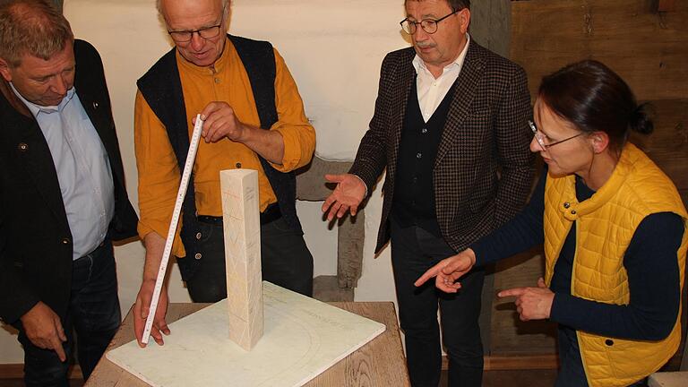 Bildhauer Thomas Reuter (Zweiter von links) mit dem Modell der 'Stele der Erinnerung'. Daneben Jürgen Eisentraut (links, Amt für Ländliche Entwicklung), Bürgermeister Friedel Heckenlauer und Dagmar Stonus (FranKonzept). Bildhauer Thomas Reuter (Zweiter von links) mit dem Modell der 'Stele der Erinnerung'. Daneben Jürgen Eisentraut (links, Amt für Ländliche Entwicklung), Bürgermeister Friedel Heckenlauer und Dagmar Stonus (FranKonzept). 