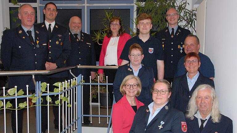 Ehrungen verdienter Frauen und Männer standen im Mittelpunkt der Florianifeier der Feuerwehr Iphofen.