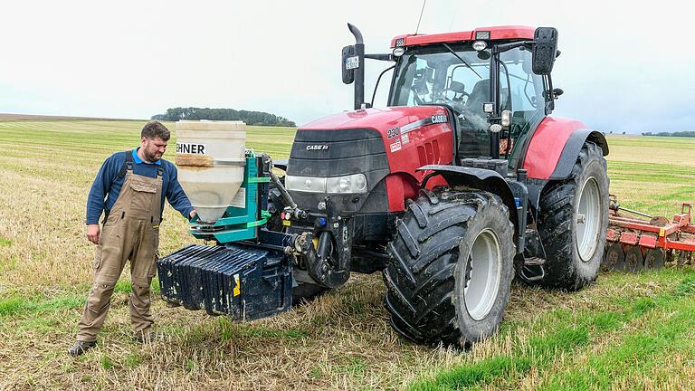 Seit der Reform der Düngeverordnung 2022 ist der Großteil der Flächen von Landwirt Markus Thorwarth aus Fuchsstadt (Lkr. Würzburg) wieder grünes Gebiet. Trotzdem engagiert sich der Landwirt in einem freiwilligen Arbeitskreis, um noch effizienter zu düngen. Auf dem Foto sät er die Zwischenfrucht Gelbsenf. Seit der Reform der Düngeverordnung 2022 ist der Großteil der Flächen von Landwirt Markus Thorwarth aus Fuchsstadt (Lkr. Würzburg) wieder grünes Gebiet. Trotzdem engagiert sich der Landwirt in einem freiwilligen Arbeitskreis, um noch effizienter zu düngen. Auf dem Foto sät er die Zwischenfrucht Gelbsenf. 