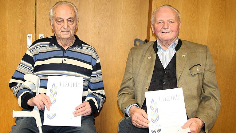 Diese beiden Senioren sind seit 75 Jahren Mitglied beim SV DJK Schwarzenau: Erwin Hornung und Roman Hillenbrand (von links).