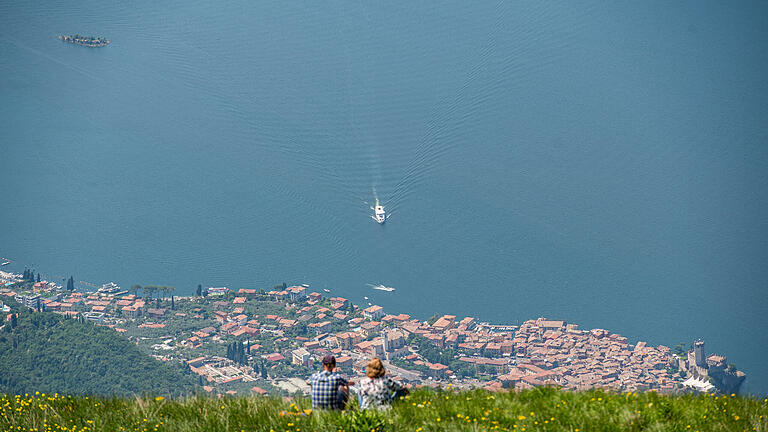 293669228.jpg       -  Der Ausblick auf den Gardasee lässt sich von vielen Stellen genießen - auch aus Costermano.