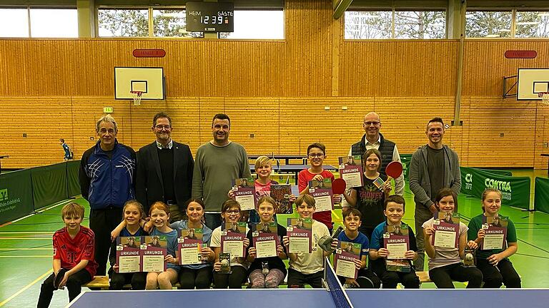 Die vier besten Mädchen und Jungen jeder Altersklasse und hinten von links: Josef van Eckert, 1. Vorsitzende Tischtennisclub Mellrichstadt e.V., Peter Suckfüll (Vertreter aus der Kommunalpolitik), Marcel, Steinrichter (Martin-Pollich Gymnasium); hinten von rechts: Bastian Reukauf (Udo-Lindenberg-Mittelschule), Christian Schmitt (Ignaz-Reder-Realschule).