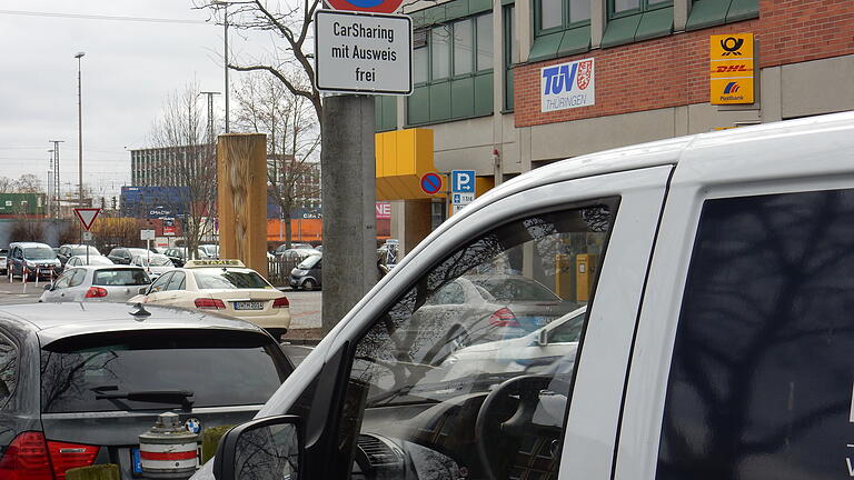 Trotz Halteverbot wird der für das Carsharing reservierte Parkplatz am Hauptbahnhof oft zugeparkt.