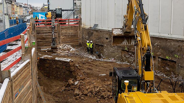 Zwischen dem Theatergebäude der Stadt Schweinfurt und der Neutorstraße soll ein Anbau mit Untergeschoss entstehen. Die Stadtmauer habe dafür jedoch ungünstig in der Baugrube gelegen.