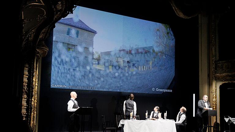 Medienhaus Correctiv.jpeg       -  Bei einer szenischen Lesung auf der Bühne des Berliner Ensemble präsentiert Correctiv Details zu einem Treffen von AfD-Politikern, Rechtsextremisten und Unternehmern.