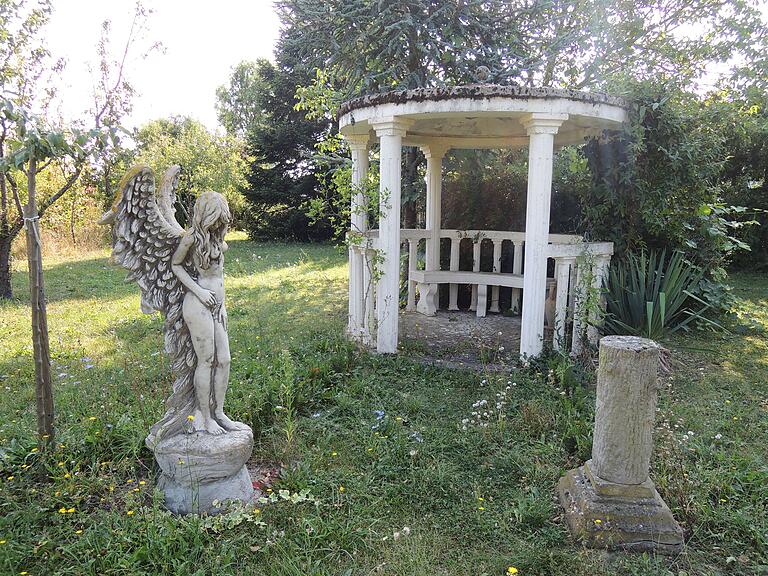 Pavillon und Engel sind mediterrane Elemente im Garten. Pavillon und Engel sind mediterrane Elemente im Garten.