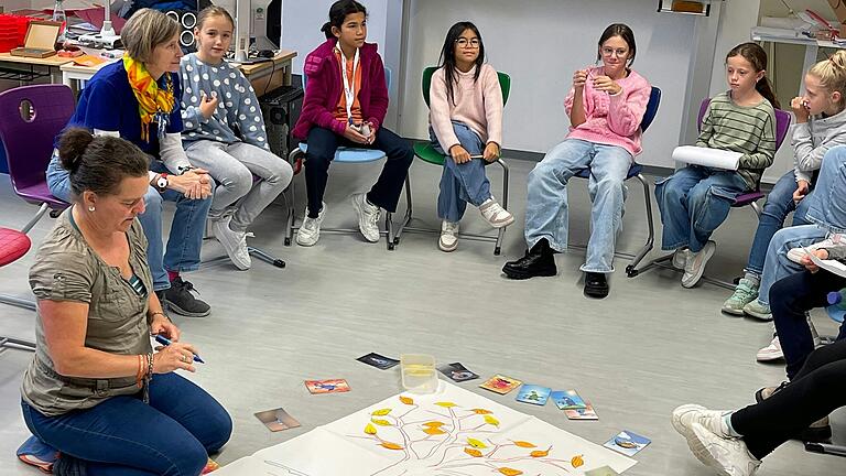 Schülerinnen der Mädchenrealschule Volkach im Gesprächskreis.