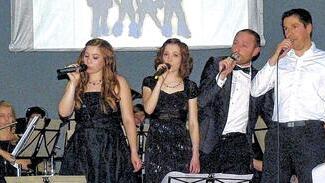 Musical-Momente in Partenstein: Ein Medley aus Mamma Mia  begeisterte die Zuhörer. Nele (von links) und Lina Hartmann, Dirigent Marc Steigerwald und Kai Schnurr gaben beim Frühlingskonzert der Partensteiner Musikanten der schwedischen Popgruppe ABBA ihre Stimme. Foto: Gisela Büdel