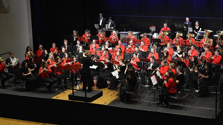 Deutsch-amerikanische Blasmusikfreundschaft in der Stadthalle. Melinda Mc Kenzie Hall dirigierte das 'Bishop Ireton Wind Ensemble' und 'BoaH'.