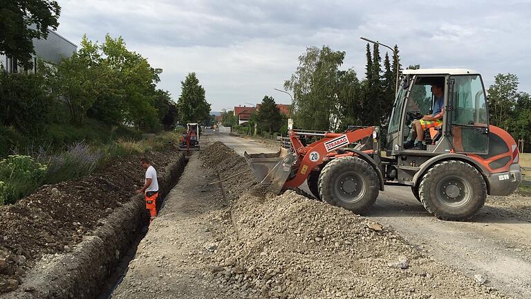 Gräben in der Meininger Landstraße: Die Drainageleitungen zur Oberflächenentwässerung werden derzeit auf der Straßenseite unterhalb des Aldi-Markts verlegt.