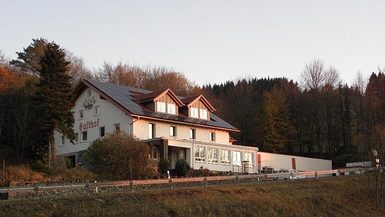 Das Gasthaus Roth an der Kreuzbergstraße ist frisch renoviert, es besticht mit seiner Lage und der tollen Aussicht - nur: Gäste darf das Wirtsehepaar momentan nicht bewirten im Lockdown light.