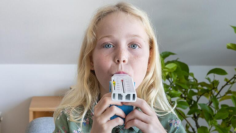 Lea Ballmann hat Asthma. Auf dem Bild prüft die Neunjährige mit einem sogenannten Peak-Flow-Meter, wie gut ihre Lunge arbeitet.