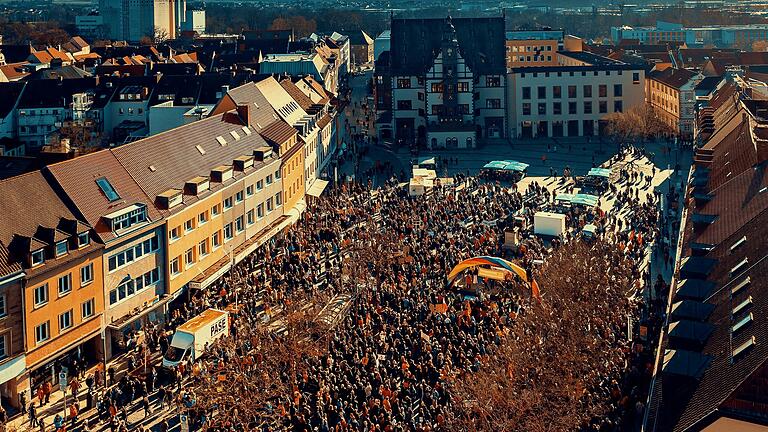 Zu der vom Bündnis 'Schweinfurt ist bunt' organisierten Kundgebung 'Nie wieder ist jetzt' kamen Ende Januar in Schweinfurt über 6000 Menschen.