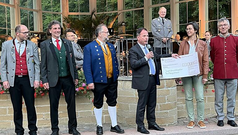 Hocherfreut zeigte sich Joachim Döffinger, Präsident des Lions Club Bad Mergentheim, nicht nur über den exzellenten Auftritt des Heeresmusikkorps Veitshöchheim beim Benefizkonzert im Kurpark, sondern auch über die Unterstützung der örtlichen Jugendmusikkapellen, deren Vertretern er einen Scheck über 3370 Euro überreichen konnte. Inzwischen ging nach seinen Worten noch eine weitere Spende ein.