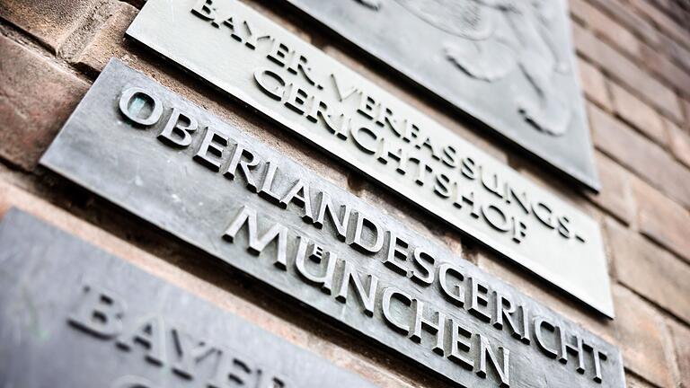 Oberlandesgericht München       -  Die Schriftzüge &bdquo;Bayer. Verfassungsgerichtshof&rdquo;, &bdquo;Oberlandesgericht München&rdquo; und &bdquo;Bayer. Anwaltsgerichtshof&rdquo; sind auf Schildern am Eingang des Gerichtsgebäudes vom Oberlandesgericht zu sehen.