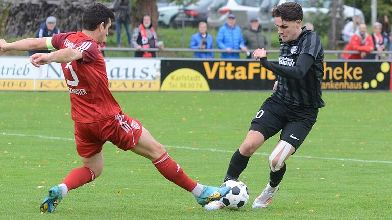 Langes Bein: Andreas Schuster (links) vom TSV Kornburg stört den Karlburger Jan Martin.