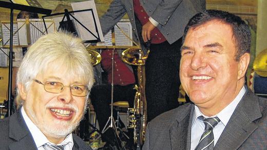 Premiere im Mai: Bad Bockleter Musikfrühling - (svd) Eher beiläufig überraschte Bürgermeister Wolfgang Back (links) die Gäste beim Neujahrsempfang mit einer kleinen Sensationsmeldung für das Jahr 2012: Anlässlich der beiden Jubiläen heuer im Staatsbad – die Erhebung zum Bad vor 75 Jahren und Balthasar Neumanns Brunnenbau vor 225 Jahren – werde es am 4. Mai die Premiere eines neuen Festivals, des Bad Bockleter Musikfrühlings, geben. Die Idee zu dieser Veranstaltungsreihe hatte der Musiker Hermann Freibott (rechts), der das Festival als Intendant organisieren wird. Ob die Marktgemeinde damit zum neuen Kissinger Musikantenfrühling in direkten Wettbewerb treten will oder welche Art von Musik geboten werden soll, wurde noch nicht verraten. Nur, dass das Bockleter Festival sich über vier Wochen hinziehen wird. Back: „Bis kurz vor dem Kissinger Sommer.“ In den nächsten Tagen werde er mit Freibott das genaue Programm abstimmen. Premiere im Mai: Bad Bockleter Musikfrühling - (svd) Eher beiläufig überraschte Bürgermeister Wolfgang Back (links) die Gäste beim Neujahrsempfang mit einer kleinen Sensationsmeldung für das Jahr 2012: Anlässlich der beiden Jubiläen heuer im Staatsbad – die Erhebung zum Bad vor 75 Jahren und Balthasar Neumanns Brunnenbau vor 225 Jahren – werde es am 4. Mai die Premiere eines neuen Festivals, des Bad Bockleter Musikfrühlings, geben. Die Idee zu dieser Veranstaltungsreihe hatte der Musiker Hermann Freibott (rechts), der das Festival als Intendant organisieren wird. Ob die Marktgemeinde damit zum neuen Kissinger Musikantenfrühling in direkten Wettbewerb treten will oder welche Art von Musik geboten werden soll, wurde noch nicht verraten. Nur, dass das Bockleter Festival sich über vier Wochen hinziehen wird. Back: „Bis kurz vor dem Kissinger Sommer.“ In den nächsten Tagen werde er mit Freibott das genaue Programm abstimmen.