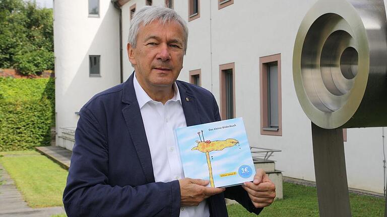 Der Verleger und Unternehmensberater Hans-Joachim Grassmann präsentierte in Kloster Himmelpforten das erste Buch der angedachten Reihe &bdquo;edition roman h&ldquo;. Foto Joachim Fildhaut