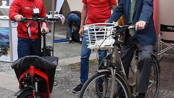 Neben Vorträgen zu Bike- und Carsharing in Unterfranken und zur Elektromobilität in Schweinfurt, bot die Konferenz die Chance, sich bei einem &bdquo;Markt der Möglichkeiten&rdquo; zu informieren. Oberbürgermeister Sebastian Remelé tat dies hier am Stand der Firma Winora.