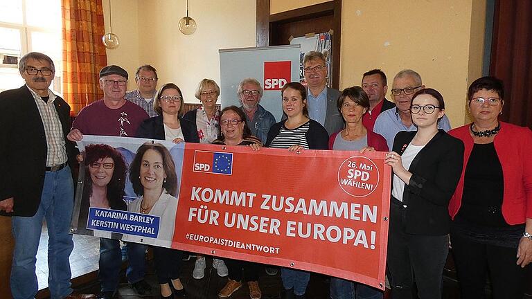 Johanna Bamberg-Reinwand ist die neue Vorsitzende des SPD-Kreisverbandes Haßberge. Unser Bild zeigt von links: Paul Hümmer, Werner Strätz, Eckart Roeß, Johanna Bamberg-Reinwand, Susanne Kastner, Brunhilde Giegold, Konrad Spiegel, Caroline Petersen, Helmut Dietz, Nicole Meyer, Wolfgang Brühl, Jürgen Kolbert, Vanessa Zehendner und Hannelore Schlee.