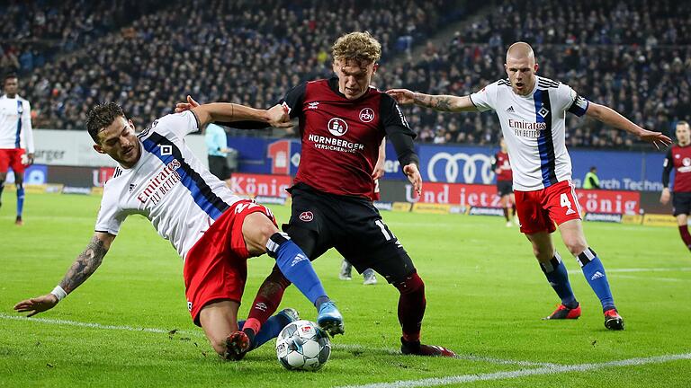 Offensiv war vom 1. FC Nürnberg in Hamburg fast nichts zu sehen. Ex-Cluberer Tim Leibold (links) klärte in dieser Situation vor dem Nürnberger Robin Hack.