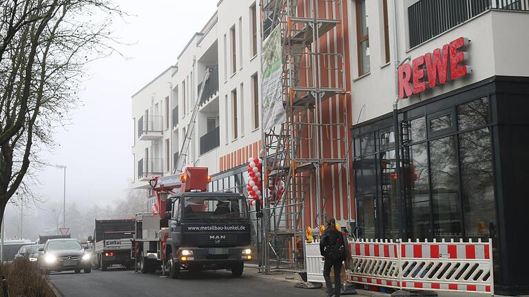 Im Außenbereich des Gebäudekomplexes auf dem früheren Brauereigelände gehen die Arbeiten weiter.&nbsp;