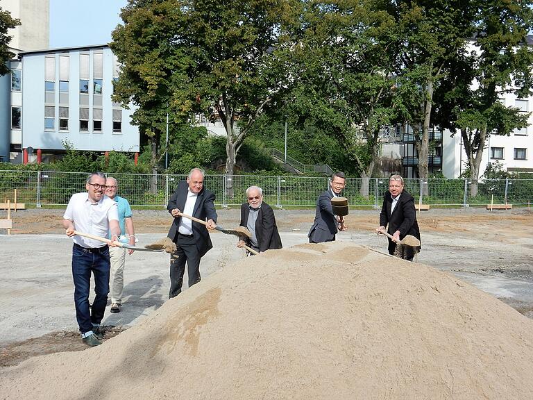 Spatenstich mit Sascha Turtschany (von links), Michael Bertran, Martin Groove, Horst Golüke, OB Remelé und Frank Schmierlein.