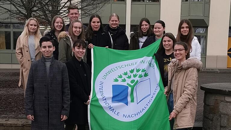 Auf dem Foto (von links): Emma Kilgore, Tamay Cat, Amelie Schiwa, Daniel Weidinger, Julia Kunert, Angelique Erhard, Hannah Pfister, Lara Göbel, Amelie Schemmel, Antonia Markert, Amelie Hart, Nina Brändlein, Annika Schöneich.