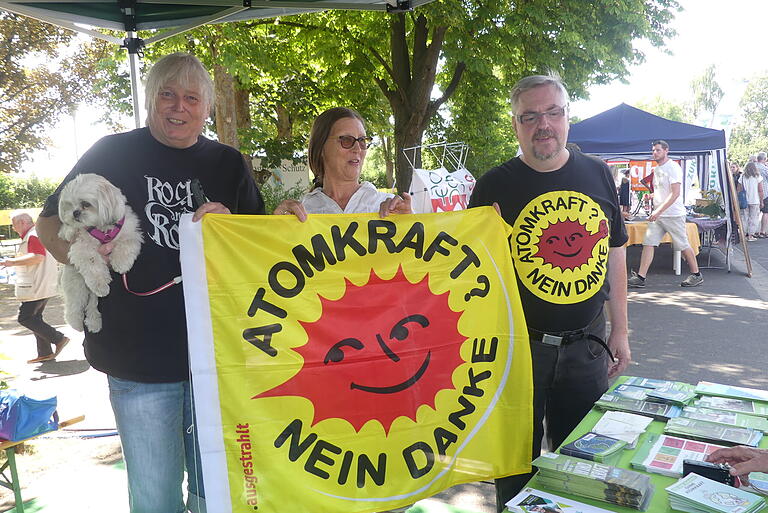 Anti-Verlängerungs-Protest beim Umweltfest: Unterstützer der BA-BI, mit Hund Greta, entrollten vor dem Festplatz ein Banner.