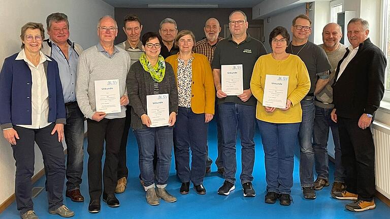 Sportabzeichenreferentin Birgit Hofmann (links) und BLSV-Kreisviorsitzender Josef Scheller (rechts) ehrten 15 Frauen und Männer für langjähriger Sportabzeichenprüfer-Tätigkeit.