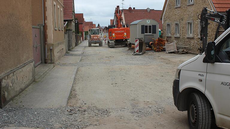 Im Zuge der Sanierung von Bahnhofstraße und Pfarrgasse stehen in Kleinlangheim derzeit auch noch Schachtarbeiten an. Der nächste größere Einsatz erfolgt dann für den Gehsteigausbau.