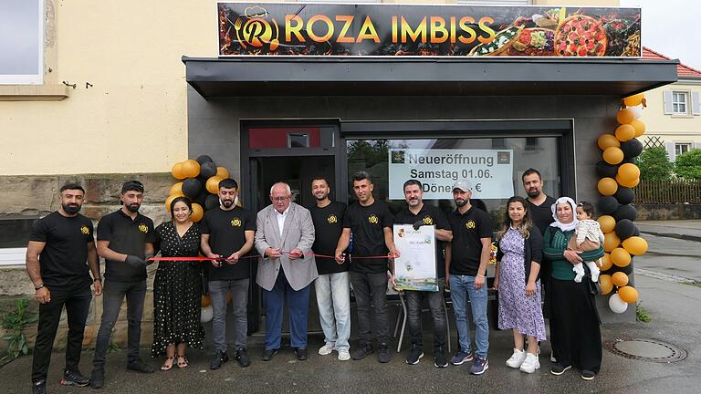 Der Roza Imbiss feierte in der Hofheimer Straße 10 in Haßfurt seine Neueröffnung, zu der auch der Zweite Bürgermeister, Nortbert Geier, gratulierte. Der Roza Imbiss feierte in der Hofheimer Straße 10 in Haßfurt seine Neueröffnung, zu der auch der Zweite Bürgermeister, Nortbert Geier, gratulierte.