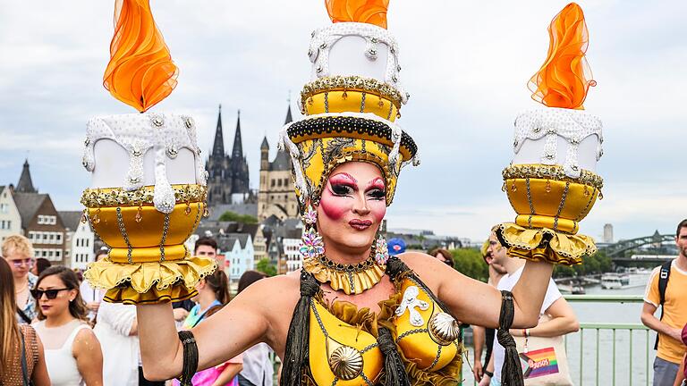 ColognePride – Parade zum Christopher Street Day (CSD) - Drag Queen Tatjana Taft aus Wolfsburg, verkleidet als Kronleuchter aus „Die Schöne und das Biest”, kommt schon seit 20 Jahren zum CSD in Köln. ColognePride – Parade zum Christopher Street Day (CSD) - Drag Queen Tatjana Taft aus Wolfsburg, verkleidet als Kronleuchter aus „Die Schöne und das Biest”, kommt schon seit 20 Jahren zum CSD in Köln.