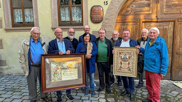 Zusammen mit den Hauseigentümern, dem Ehepaar Spudeit ,und Bürgermeister Thomas Stadelmann (hinten, zweiter von links) enthüllten Mitglieder des Stadthistorischen Arbeitskreises die neue Gedenktafel für Franz Burger.
