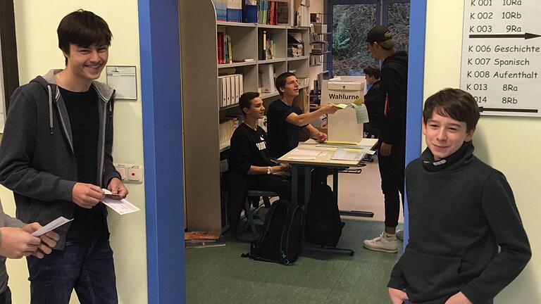 Einige Zehntklässler des Gymnasiums Gaibach auf dem Weg zur Stimmabgabe während der Juniorwahl 2018. Einige Zehntklässler des Gymnasiums Gaibach auf dem Weg zur Stimmabgabe während der Juniorwahl 2018.