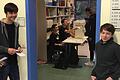 Einige Zehntklässler des Gymnasiums Gaibach auf dem Weg zur Stimmabgabe während der Juniorwahl 2018.