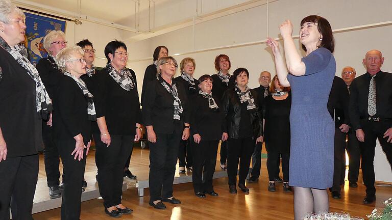 Gesang und ein guter Schoppen: Den gelungenen Auftakt eines unbeschwerten Wein-Lieder-Abends im Saal des Weimarischen Hofes in Sondheim bereitete der Gemischte Chor Nordheim-Sondheim unter der Leitung von Veronika Klassen. Gesang und ein guter Schoppen: Den gelungenen Auftakt eines unbeschwerten Wein-Lieder-Abends im Saal des Weimarischen Hofes in Sondheim bereitete der Gemischte Chor Nordheim-Sondheim unter der Leitung von Veronika Klassen.