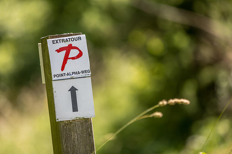 Das Tourenlogo mit rotem P auf weißem Grund und dem Schriftzug 'Point-Alpha-Weg' befindet sich gut sichtbar in regelmäßigen Abständen am Rand des Weges. Das Tourenlogo mit rotem P auf weißem Grund und dem Schriftzug 'Point-Alpha-Weg' befindet sich gut sichtbar in regelmäßigen Abständen am Rand des Weges.