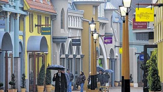 Das Outlet &bdquo;Wertheim Village&ldquo; soll wie ein fränkisches Dorf wirken.