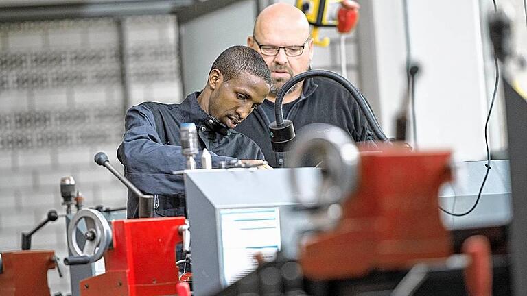 Hilfe für junge Flüchtlinge beim Berufsteinstieg       -  Fit für die Lehre: An der Franz-Oberthür-Schule lernt Cabdigani Ismaacil nicht nur Deutsch und Mathe. Metall-Fachlehrer Stefan Zeidler bringt ihm auch Handgriffe bei, die der 21-Jährige in seiner Ausbildung brauchen wird.